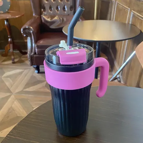 40oz-insulated-travel-mug-with-hand_1208_7yc0.webp